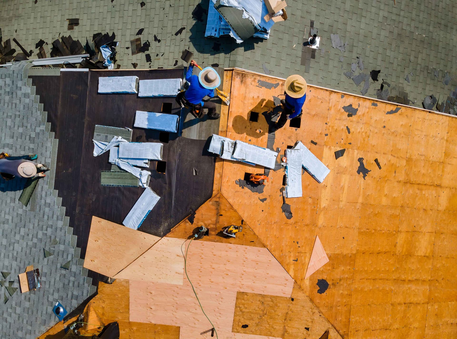 worker-hands-installing-bitumen-roof-shingle